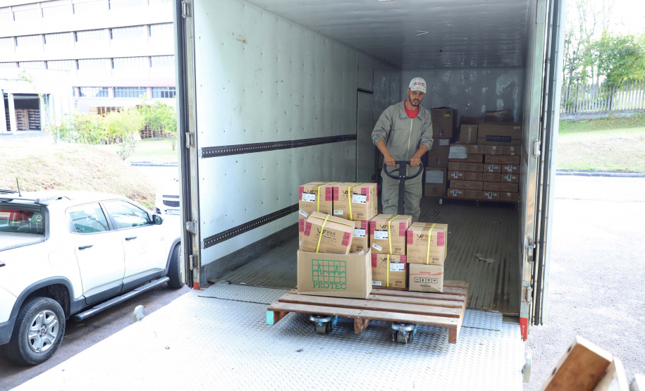 A Secretaria de Estado da Saúde iniciou nesta segunda-feira (13) o envio de mais 530 mil equipamentos de proteção individual (EPI’s) para as 22 Regionais de Saúde do Paraná. Os materiais incluem máscaras, luvas, tocas, aventais, óculos de proteção e álcool em gel.