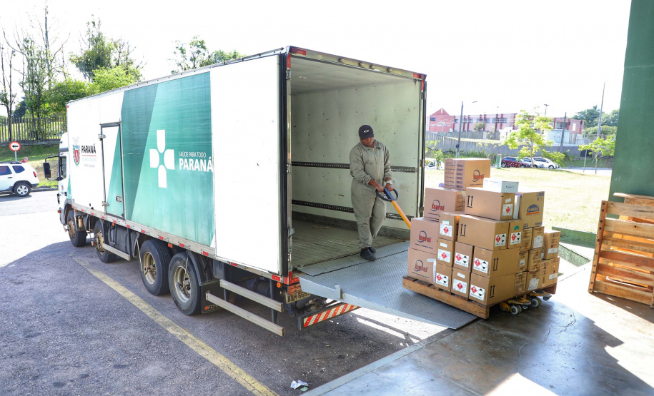 A Secretaria de Estado da Saúde iniciou nesta segunda-feira (13) o envio de mais 530 mil equipamentos de proteção individual (EPI’s) para as 22 Regionais de Saúde do Paraná. Os materiais incluem máscaras, luvas, tocas, aventais, óculos de proteção e álcool em gel.