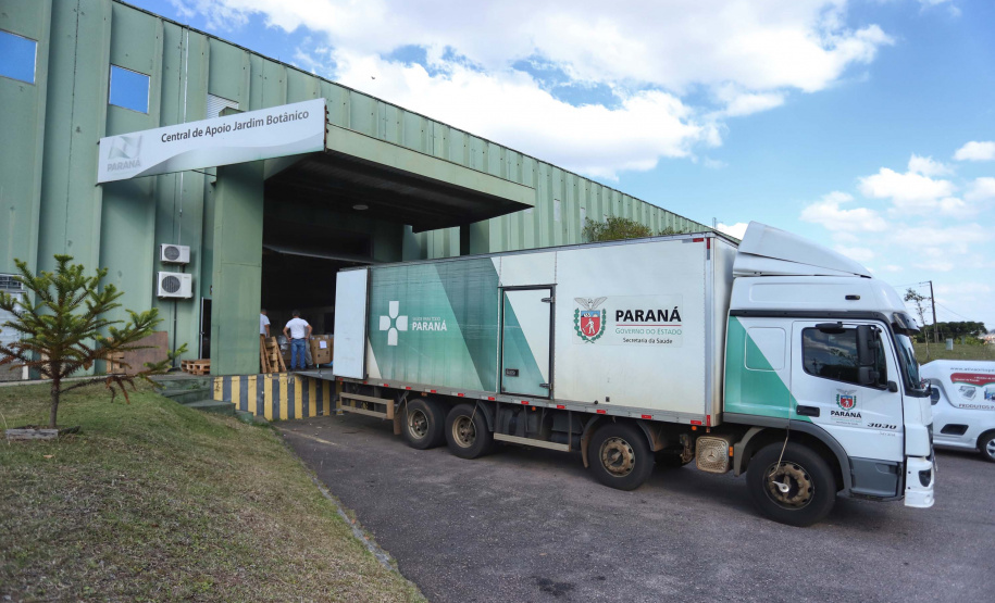 A Secretaria de Estado da Saúde iniciou nesta segunda-feira (13) o envio de mais 530 mil equipamentos de proteção individual (EPI’s) para as 22 Regionais de Saúde do Paraná. Os materiais incluem máscaras, luvas, tocas, aventais, óculos de proteção e álcool em gel.