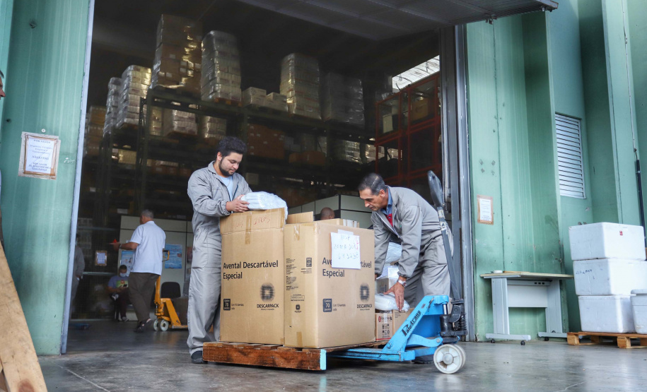 A Secretaria de Estado da Saúde iniciou nesta segunda-feira (13) o envio de mais 530 mil equipamentos de proteção individual (EPI’s) para as 22 Regionais de Saúde do Paraná. Os materiais incluem máscaras, luvas, tocas, aventais, óculos de proteção e álcool em gel.