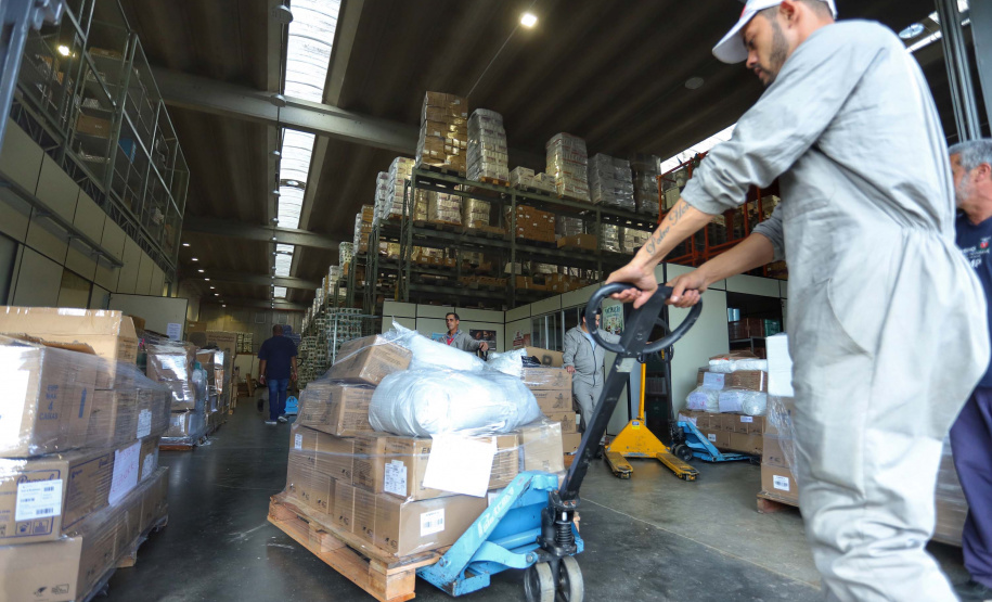 A Secretaria de Estado da Saúde iniciou nesta segunda-feira (13) o envio de mais 530 mil equipamentos de proteção individual (EPI’s) para as 22 Regionais de Saúde do Paraná. Os materiais incluem máscaras, luvas, tocas, aventais, óculos de proteção e álcool em gel.