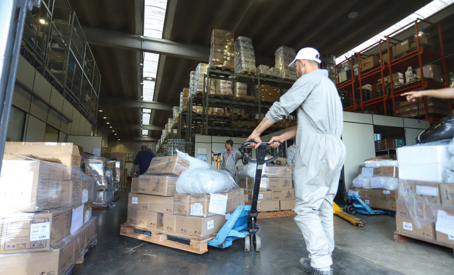 A Secretaria de Estado da Saúde iniciou nesta segunda-feira (13) o envio de mais 530 mil equipamentos de proteção individual (EPI’s) para as 22 Regionais de Saúde do Paraná. Os materiais incluem máscaras, luvas, tocas, aventais, óculos de proteção e álcool em gel.