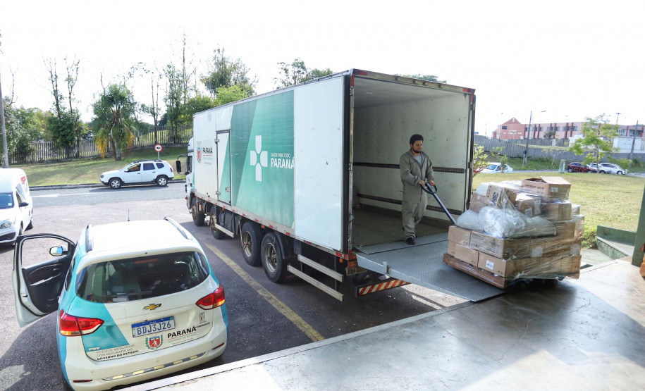 A Secretaria de Estado da Saúde iniciou nesta segunda-feira (13) o envio de mais 530 mil equipamentos de proteção individual (EPI’s) para as 22 Regionais de Saúde do Paraná. Os materiais incluem máscaras, luvas, tocas, aventais, óculos de proteção e álcool em gel.