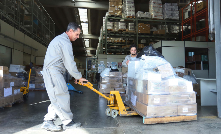 A Secretaria de Estado da Saúde iniciou nesta segunda-feira (13) o envio de mais 530 mil equipamentos de proteção individual (EPI’s) para as 22 Regionais de Saúde do Paraná. Os materiais incluem máscaras, luvas, tocas, aventais, óculos de proteção e álcool em gel.