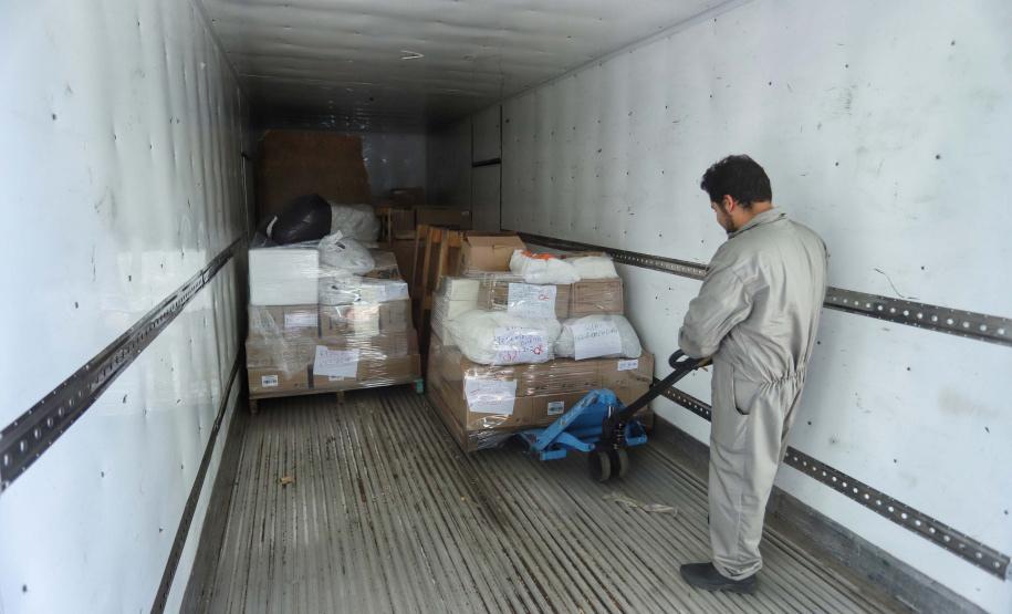 A Secretaria de Estado da Saúde iniciou nesta segunda-feira (13) o envio de mais 530 mil equipamentos de proteção individual (EPI’s) para as 22 Regionais de Saúde do Paraná. Os materiais incluem máscaras, luvas, tocas, aventais, óculos de proteção e álcool em gel.