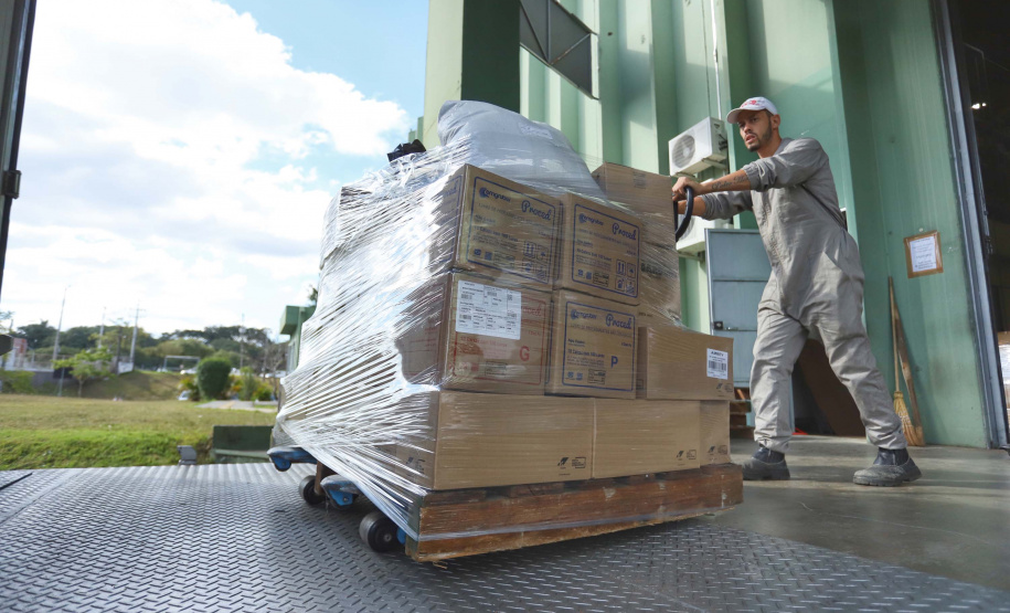A Secretaria de Estado da Saúde iniciou nesta segunda-feira (13) o envio de mais 530 mil equipamentos de proteção individual (EPI’s) para as 22 Regionais de Saúde do Paraná. Os materiais incluem máscaras, luvas, tocas, aventais, óculos de proteção e álcool em gel.