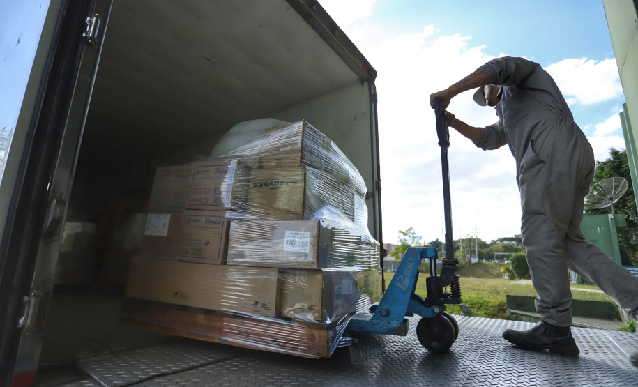 A Secretaria de Estado da Saúde iniciou nesta segunda-feira (13) o envio de mais 530 mil equipamentos de proteção individual (EPI’s) para as 22 Regionais de Saúde do Paraná. Os materiais incluem máscaras, luvas, tocas, aventais, óculos de proteção e álcool em gel.