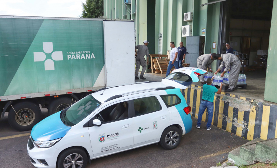 A Secretaria de Estado da Saúde iniciou nesta segunda-feira (13) o envio de mais 530 mil equipamentos de proteção individual (EPI’s) para as 22 Regionais de Saúde do Paraná. Os materiais incluem máscaras, luvas, tocas, aventais, óculos de proteção e álcool em gel.