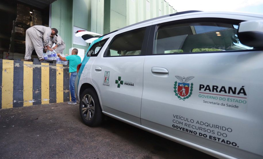 A Secretaria de Estado da Saúde iniciou nesta segunda-feira (13) o envio de mais 530 mil equipamentos de proteção individual (EPI’s) para as 22 Regionais de Saúde do Paraná. Os materiais incluem máscaras, luvas, tocas, aventais, óculos de proteção e álcool em gel.