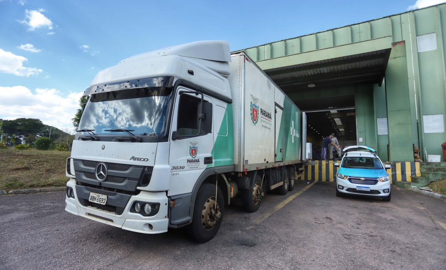 A Secretaria de Estado da Saúde iniciou nesta segunda-feira (13) o envio de mais 530 mil equipamentos de proteção individual (EPI’s) para as 22 Regionais de Saúde do Paraná. Os materiais incluem máscaras, luvas, tocas, aventais, óculos de proteção e álcool em gel.