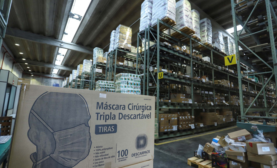 A Secretaria de Estado da Saúde iniciou nesta segunda-feira (13) o envio de mais 530 mil equipamentos de proteção individual (EPI’s) para as 22 Regionais de Saúde do Paraná. Os materiais incluem máscaras, luvas, tocas, aventais, óculos de proteção e álcool em gel.