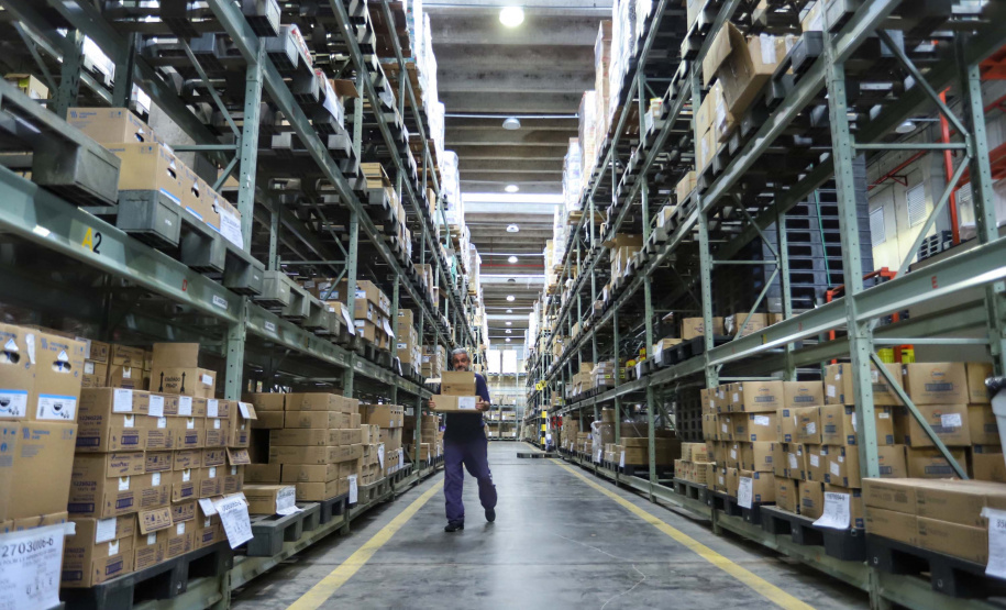 A Secretaria de Estado da Saúde iniciou nesta segunda-feira (13) o envio de mais 530 mil equipamentos de proteção individual (EPI’s) para as 22 Regionais de Saúde do Paraná. Os materiais incluem máscaras, luvas, tocas, aventais, óculos de proteção e álcool em gel.