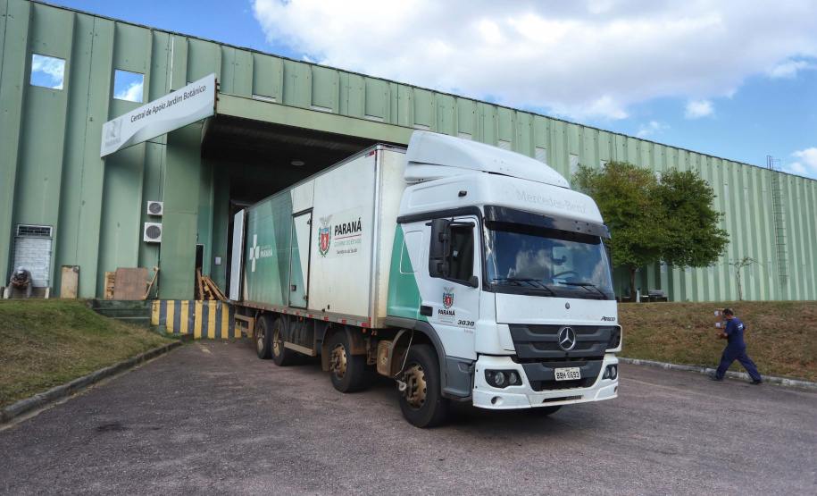 A Secretaria de Estado da Saúde iniciou nesta segunda-feira (13) o envio de mais 530 mil equipamentos de proteção individual (EPI’s) para as 22 Regionais de Saúde do Paraná. Os materiais incluem máscaras, luvas, tocas, aventais, óculos de proteção e álcool em gel.
