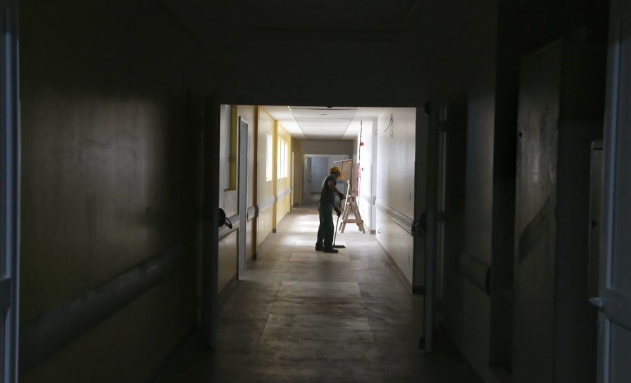O governador Carlos Massa Ratinho Junior vistoriou nesta terça-feira (14) as obras do novo Hospital Regional de Guarapuava, na Região Central do Estado. Uma ala do complexo médico teve a construção antecipada para que possa ser direcionada exclusivamente para o tratamento do coronavírus. A previsão é que fique pronta em até 45 dias. Foto: Gilson Abreu/AEN