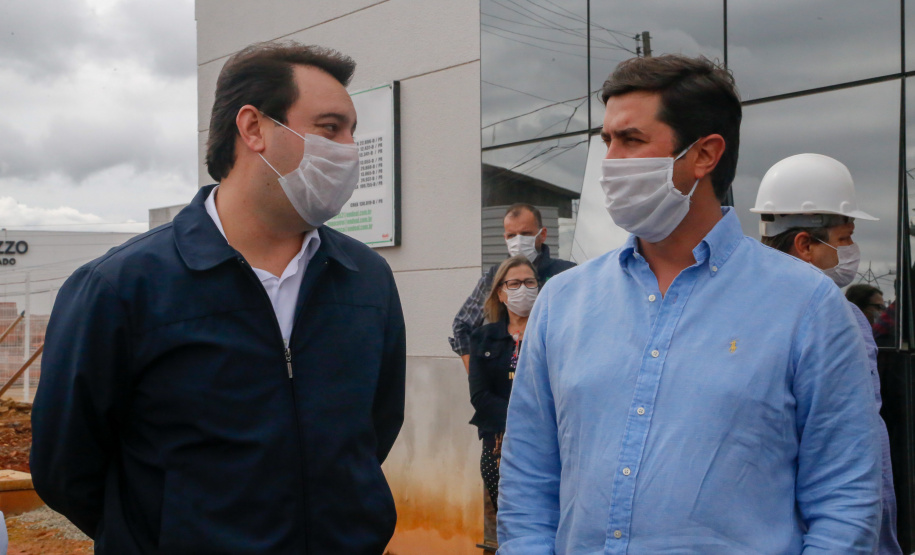 Foto Gilson AbreuO governador Carlos Massa Ratinho Junior vistoriou nesta terça-feira (14) as obras do novo Hospital Regional de Guarapuava, na Região Central do Estado. Uma ala do complexo médico teve a construção antecipada para que possa ser direcionada exclusivamente para o tratamento do coronavírus. A previsão é que fique pronta em até 45 dias