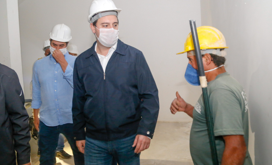 O governador Carlos Massa Ratinho Junior vistoriou nesta terça-feira (14) as obras do novo Hospital Regional de Guarapuava, na Região Central do Estado. Uma ala do complexo médico teve a construção antecipada para que possa ser direcionada exclusivamente para o tratamento do coronavírus. A previsão é que fique pronta em até 45 dias