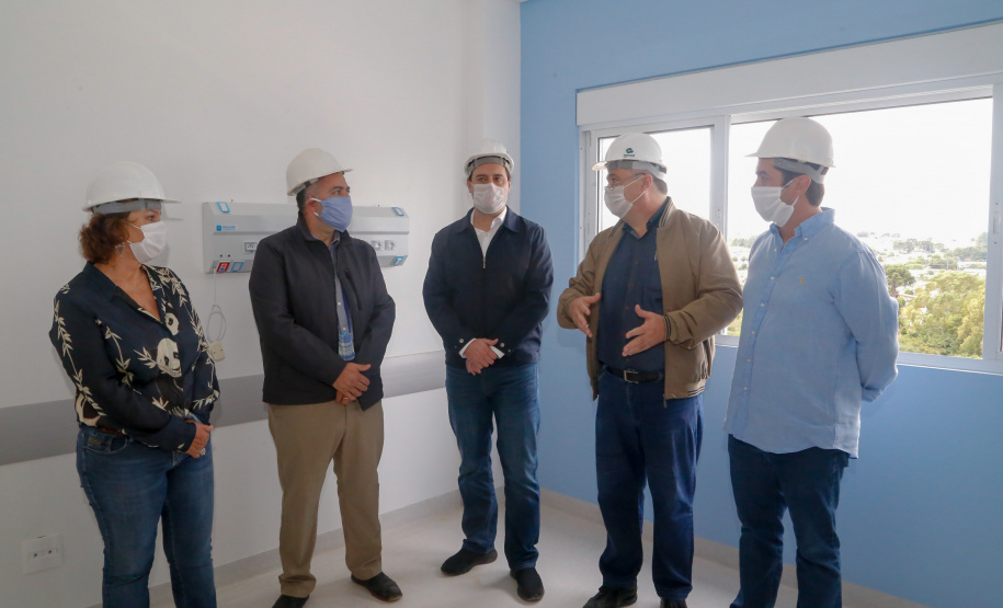 O governador Carlos Massa Ratinho Junior vistoriou nesta terça-feira (14) as obras do novo Hospital Regional de Guarapuava, na Região Central do Estado. Uma ala do complexo médico teve a construção antecipada para que possa ser direcionada exclusivamente para o tratamento do coronavírus. A previsão é que fique pronta em até 45 dias