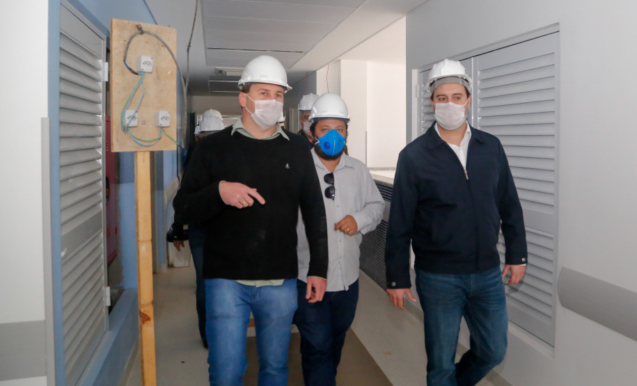 O governador Carlos Massa Ratinho Junior vistoriou nesta terça-feira (14) as obras do novo Hospital Regional de Guarapuava, na Região Central do Estado. Uma ala do complexo médico teve a construção antecipada para que possa ser direcionada exclusivamente para o tratamento do coronavírus. A previsão é que fique pronta em até 45 dias