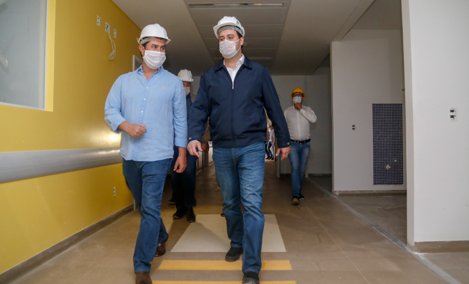 O governador Carlos Massa Ratinho Junior vistoriou nesta terça-feira (14) as obras do novo Hospital Regional de Guarapuava, na Região Central do Estado. Uma ala do complexo médico teve a construção antecipada para que possa ser direcionada exclusivamente para o tratamento do coronavírus. A previsão é que fique pronta em até 45 dias