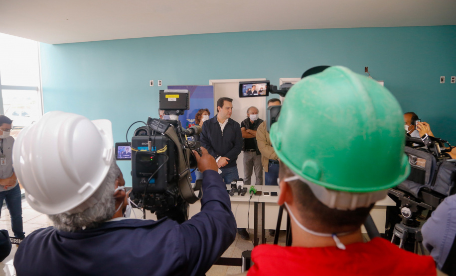 O governador Carlos Massa Ratinho Junior vistoriou nesta terça-feira (14) as obras do novo Hospital Regional de Guarapuava, na Região Central do Estado. Uma ala do complexo médico teve a construção antecipada para que possa ser direcionada exclusivamente para o tratamento do coronavírus. A previsão é que fique pronta em até 45 dias.