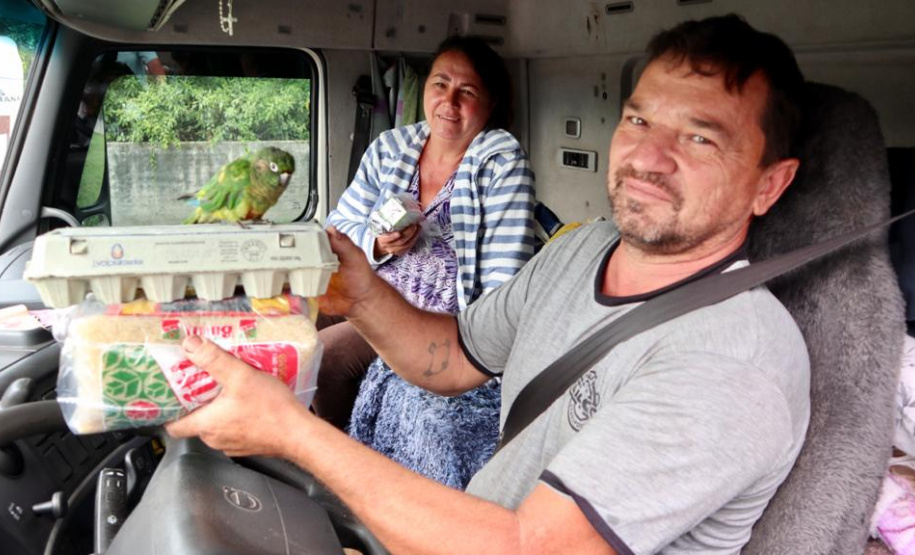 Caminhoneiros recebem kit alimentação no Porto de Paranaguá. Foto: Portos do Paraná