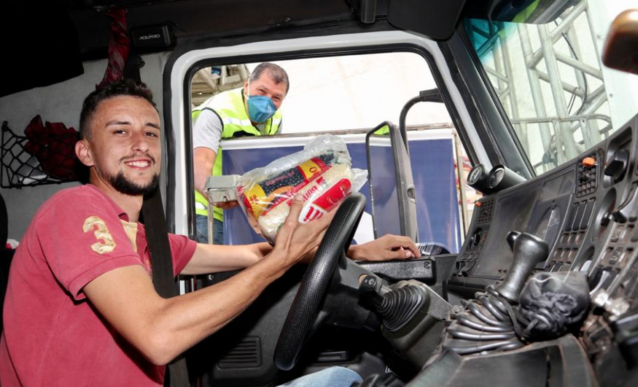 Caminhoneiros recebem kit alimentação no Porto de Paranaguá. Foto: Portos do Paraná