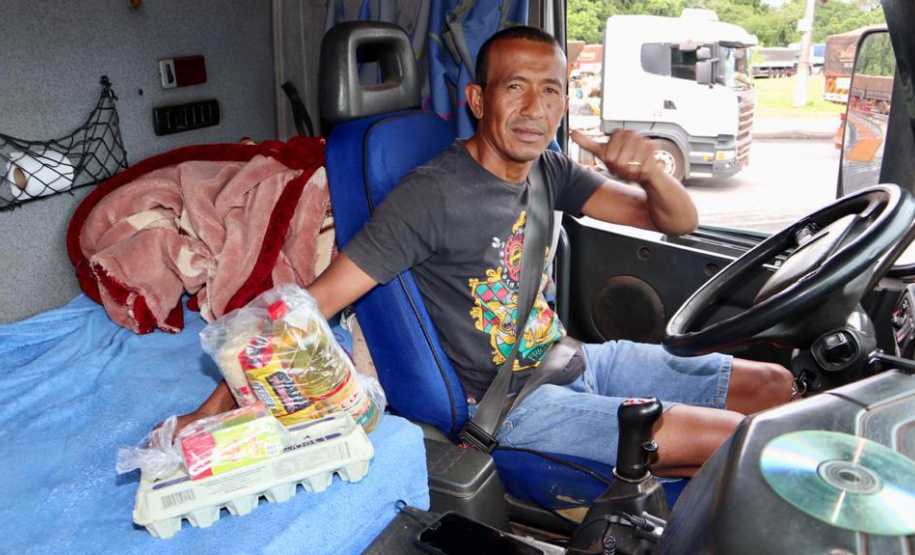 Caminhoneiros recebem kit alimentação no Porto de Paranaguá. Foto: Portos do Paraná
