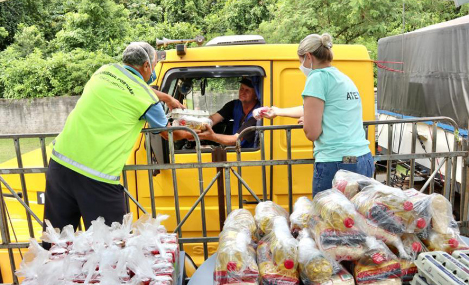 Caminhoneiros recebem kit alimentação no Porto de Paranaguá. Foto: Portos do Paraná