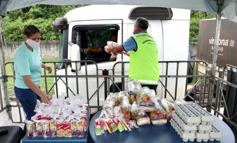 Caminhoneiros recebem kit alimentação no Porto de Paranaguá. Foto: Portos do Paraná
