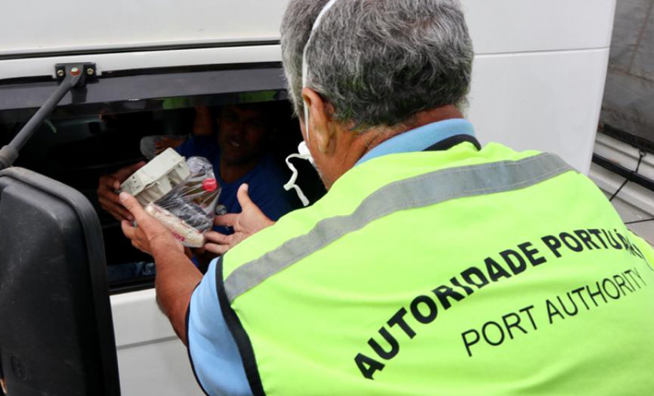 Caminhoneiros recebem kit alimentação no Porto de Paranaguá. Foto: Portos do Paraná