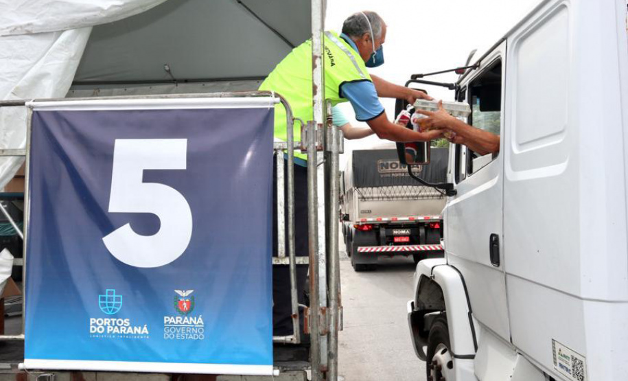 Caminhoneiros recebem kit alimentação no Porto de Paranaguá. Foto: Portos do Paraná