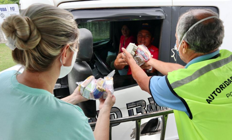 Caminhoneiros recebem kit alimentação no Porto de Paranaguá. Foto: Portos do Paraná