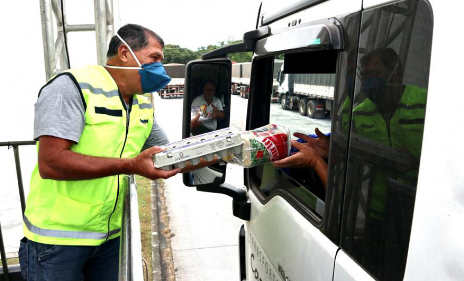 Caminhoneiros recebem kit alimentação no Porto de Paranaguá. Foto: Portos do Paraná