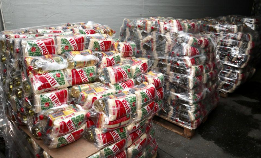 Caminhoneiros recebem kit alimentação no Porto de Paranaguá. Foto: Portos do Paraná