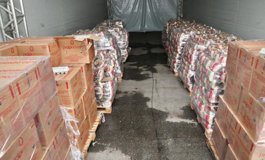 Caminhoneiros recebem kit alimentação no Porto de Paranaguá. Foto: Portos do Paraná