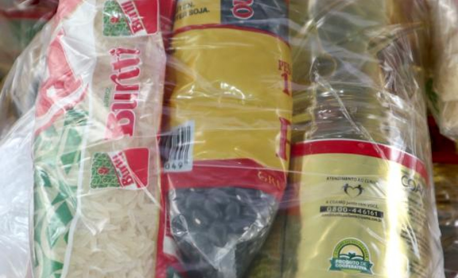 Caminhoneiros recebem kit alimentação no Porto de Paranaguá. Foto: Portos do Paraná