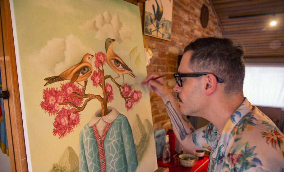 O artista Rafael Silveira trabalha em seu ateliê em Curitiba. Foto:MON