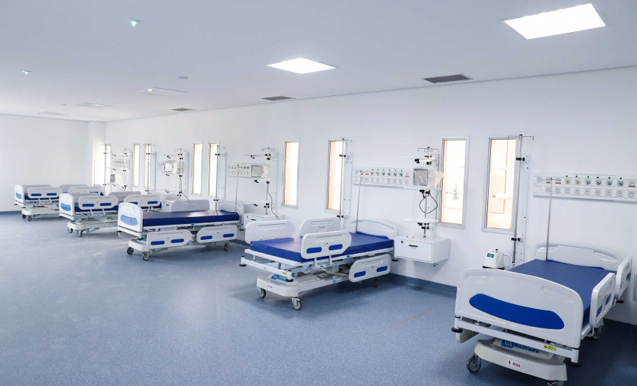 O Hospital Regional de Telêmaco Borba, nos Campos Gerais, vai entrar em funcionamento após uma espera de mais de dez anos. Para isso, o governador Carlos Massa Ratinho Junior assinou nesta terça-feira (14) um convênio com a Klabin e a prefeitura do município, permitindo que o complexo médico possa operar em até 45 dias.