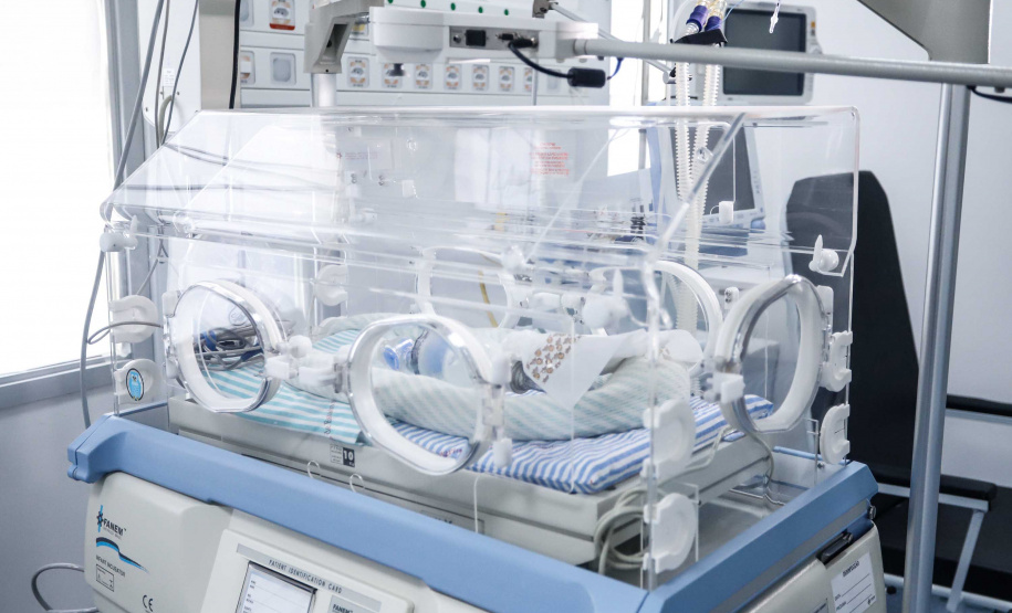 O Hospital Regional de Telêmaco Borba, nos Campos Gerais, vai entrar em funcionamento após uma espera de mais de dez anos. Para isso, o governador Carlos Massa Ratinho Junior assinou nesta terça-feira (14) um convênio com a Klabin e a prefeitura do município, permitindo que o complexo médico possa operar em até 45 dias.