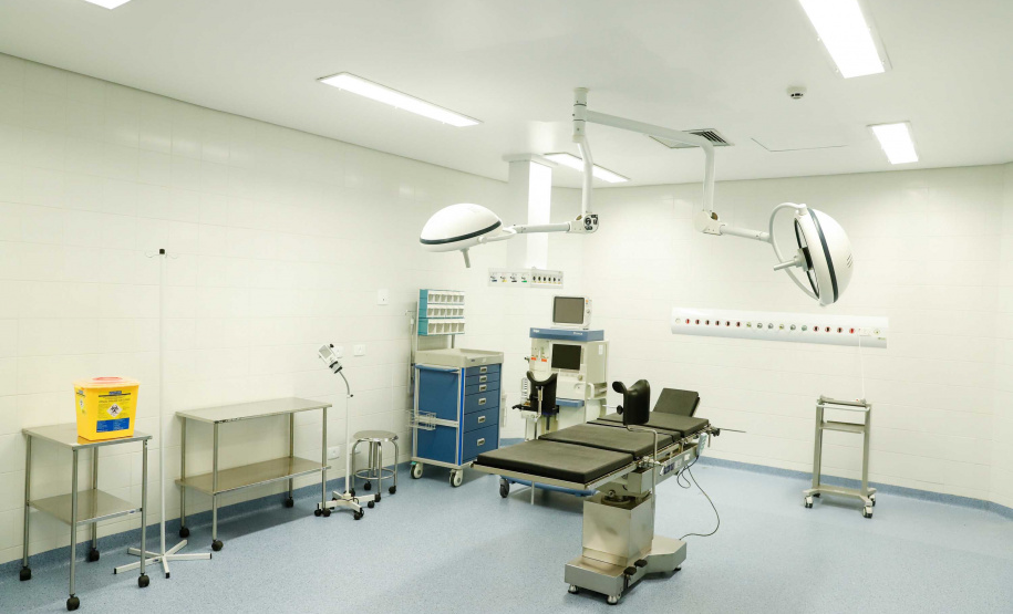 O Hospital Regional de Telêmaco Borba, nos Campos Gerais, vai entrar em funcionamento após uma espera de mais de dez anos. Para isso, o governador Carlos Massa Ratinho Junior assinou nesta terça-feira (14) um convênio com a Klabin e a prefeitura do município, permitindo que o complexo médico possa operar em até 45 dias.