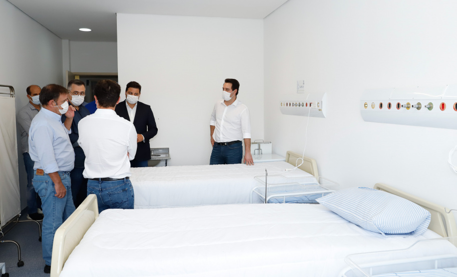 O Hospital Regional de Telêmaco Borba, nos Campos Gerais, vai entrar em funcionamento após uma espera de mais de dez anos. Para isso, o governador Carlos Massa Ratinho Junior assinou nesta terça-feira (14) um convênio com a Klabin e a prefeitura do município, permitindo que o complexo médico possa operar em até 45 dias.