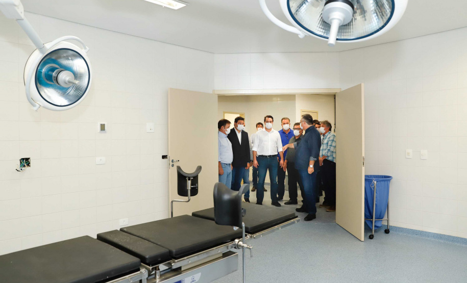 O Hospital Regional de Telêmaco Borba, nos Campos Gerais, vai entrar em funcionamento após uma espera de mais de dez anos. Para isso, o governador Carlos Massa Ratinho Junior assinou nesta terça-feira (14) um convênio com a Klabin e a prefeitura do município, permitindo que o complexo médico possa operar em até 45 dias.