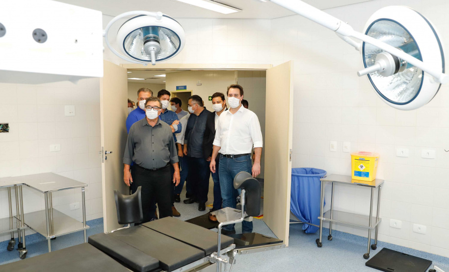 O Hospital Regional de Telêmaco Borba, nos Campos Gerais, vai entrar em funcionamento após uma espera de mais de dez anos. Para isso, o governador Carlos Massa Ratinho Junior assinou nesta terça-feira (14) um convênio com a Klabin e a prefeitura do município, permitindo que o complexo médico possa operar em até 45 dias.