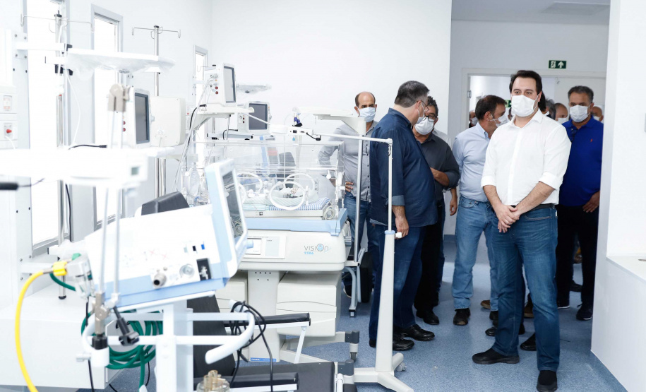 O Hospital Regional de Telêmaco Borba, nos Campos Gerais, vai entrar em funcionamento após uma espera de mais de dez anos. Para isso, o governador Carlos Massa Ratinho Junior assinou nesta terça-feira (14) um convênio com a Klabin e a prefeitura do município, permitindo que o complexo médico possa operar em até 45 dias.