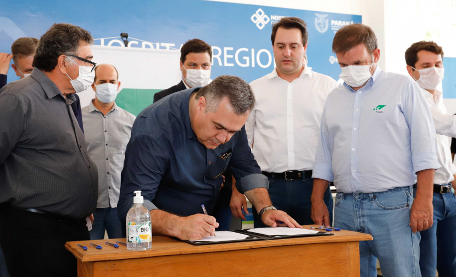 O Hospital Regional de Telêmaco Borba, nos Campos Gerais, vai entrar em funcionamento após uma espera de mais de dez anos. Para isso, o governador Carlos Massa Ratinho Junior assinou nesta terça-feira (14) um convênio com a Klabin e a prefeitura do município, permitindo que o complexo médico possa operar em até 45 dias.