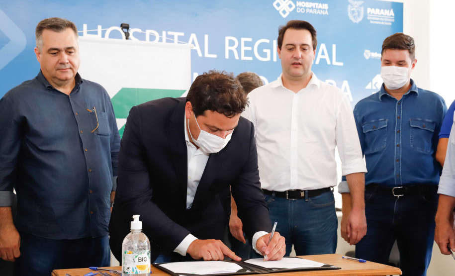 O Hospital Regional de Telêmaco Borba, nos Campos Gerais, vai entrar em funcionamento após uma espera de mais de dez anos. Para isso, o governador Carlos Massa Ratinho Junior assinou nesta terça-feira (14) um convênio com a Klabin e a prefeitura do município, permitindo que o complexo médico possa operar em até 45 dias.