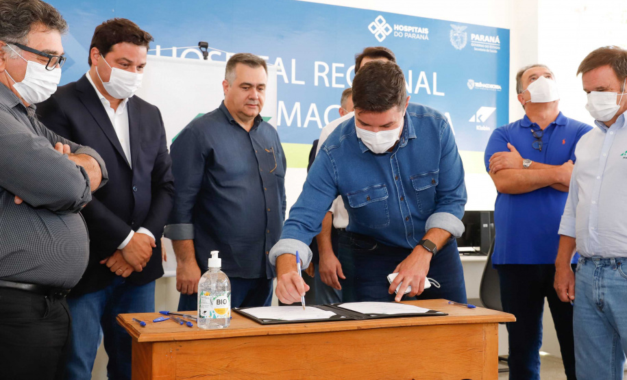 O Hospital Regional de Telêmaco Borba, nos Campos Gerais, vai entrar em funcionamento após uma espera de mais de dez anos. Para isso, o governador Carlos Massa Ratinho Junior assinou nesta terça-feira (14) um convênio com a Klabin e a prefeitura do município, permitindo que o complexo médico possa operar em até 45 dias.