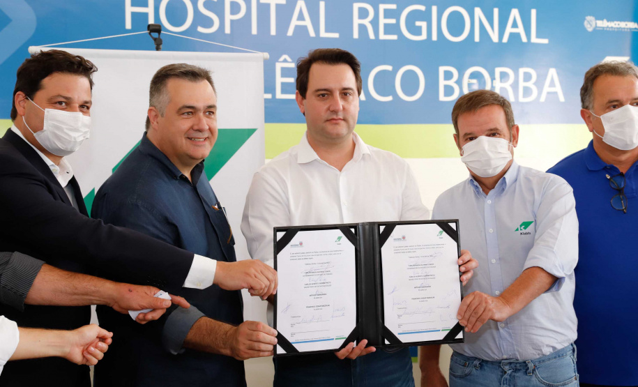O Hospital Regional de Telêmaco Borba, nos Campos Gerais, vai entrar em funcionamento após uma espera de mais de dez anos. Para isso, o governador Carlos Massa Ratinho Junior assinou nesta terça-feira (14) um convênio com a Klabin e a prefeitura do município, permitindo que o complexo médico possa operar em até 45 dias.