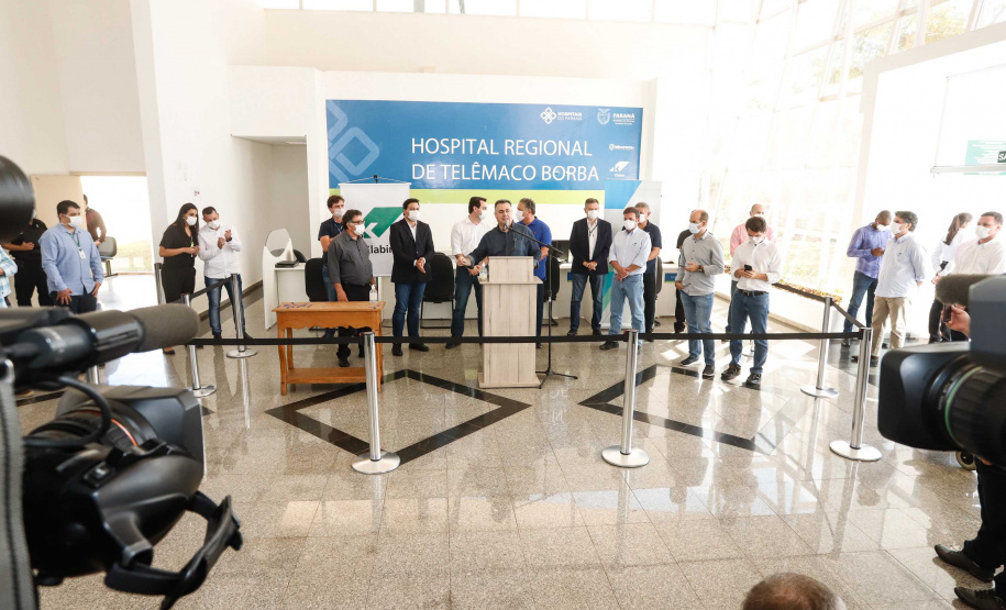 O Hospital Regional de Telêmaco Borba, nos Campos Gerais, vai entrar em funcionamento após uma espera de mais de dez anos. Para isso, o governador Carlos Massa Ratinho Junior assinou nesta terça-feira (14) um convênio com a Klabin e a prefeitura do município, permitindo que o complexo médico possa operar em até 45 dias.