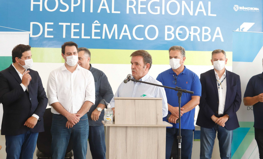 O Hospital Regional de Telêmaco Borba, nos Campos Gerais, vai entrar em funcionamento após uma espera de mais de dez anos. Para isso, o governador Carlos Massa Ratinho Junior assinou nesta terça-feira (14) um convênio com a Klabin e a prefeitura do município, permitindo que o complexo médico possa operar em até 45 dias.
